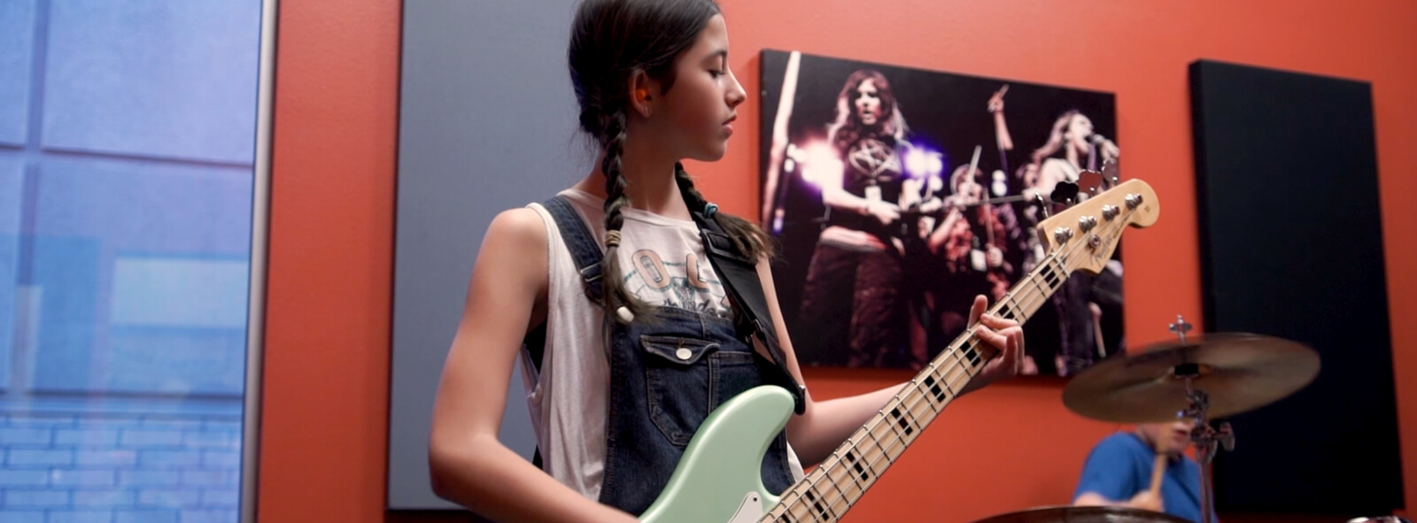 Garota praticando guitarra na School of Rock